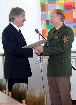 Aushndigung der Ruhestands-Urkunde durch den Polizeiprsidenten Konrad Jelden (links) im Oktober 2006